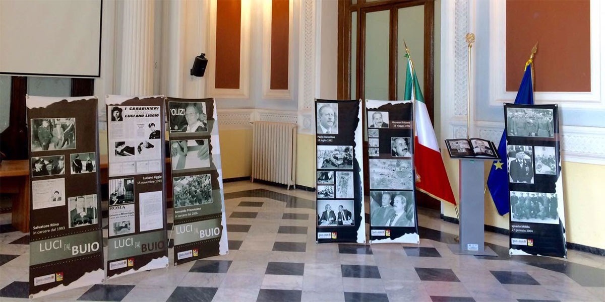  Mostra della Fondazione luci dal buio presso salone del Palazzo del Governo di Benevento - Generale Gianfranco Milillo